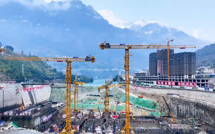 峡谷之间， 大渡河畔，总行走“钢铁巨人”助力水电建设