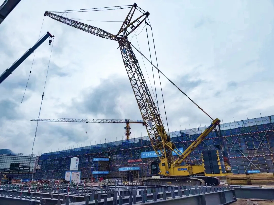 “钢”铁的意志！总XGC320履带起重机参建大跨度钢结构工业厂房