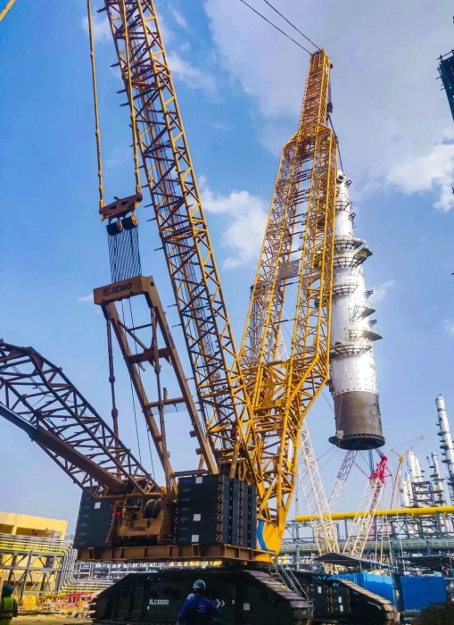 奔赴海外！总履带起重机跨海助建大型石油炼化项目
