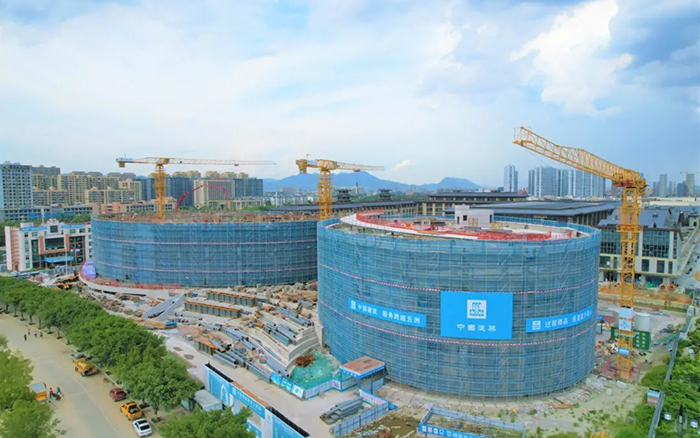 逐浪扬帆，总塔机吊起苍南大剧院“钢铁脊梁”