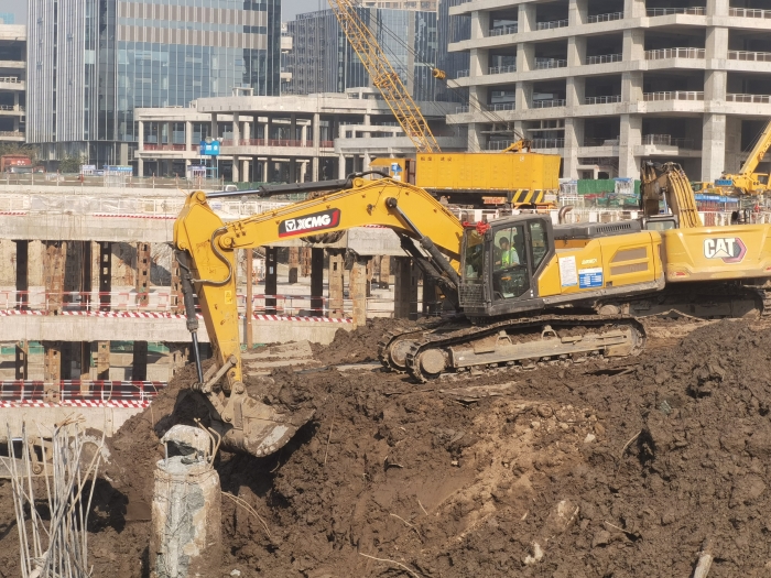品质+节油+高效！总XE335GK助建亚洲最大地下空间