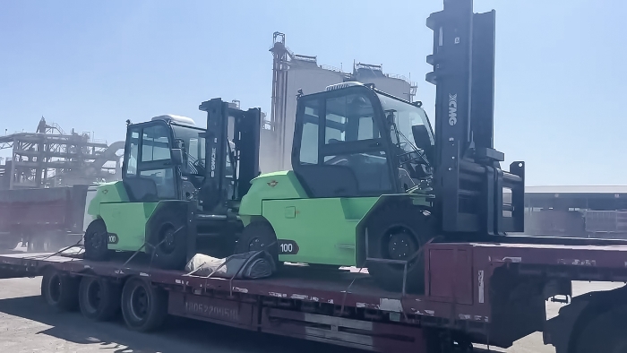 从室内到室外，24小时不停歇！总孔雀叉车扎根新疆钢材厂