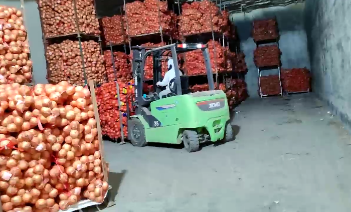 总鲲鹏系列新能源叉车，为食品冷库工厂注入绿色动能