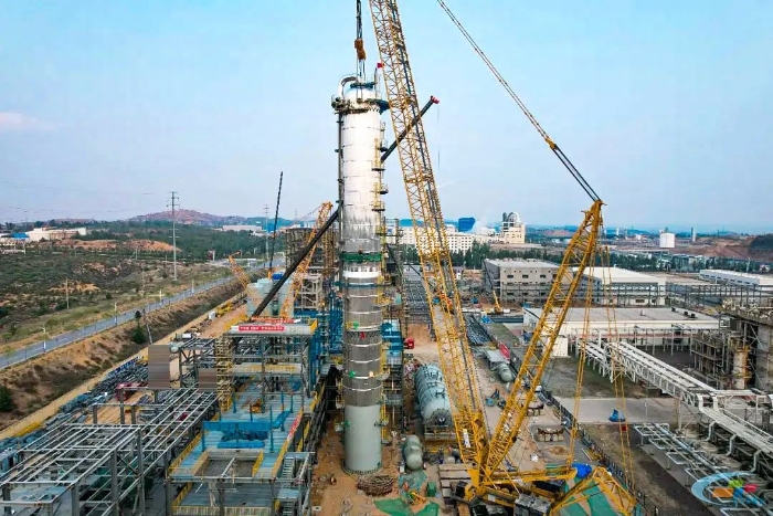 二十载老将再建功！总QUY450协助XGC12000轻松搞定百吨精馏塔