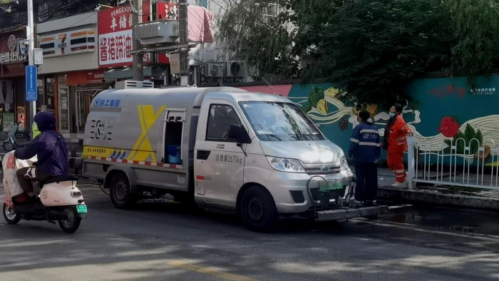 徐州这条网红巷的“脸面”，竟被这台车承包了？！