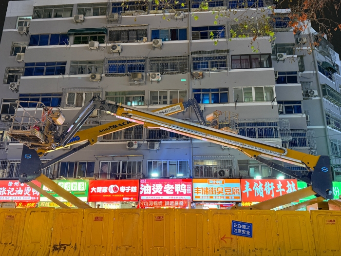 穿街过巷的“改造艺术家”！总电动直臂高空作业平台精准施技丰储街改造