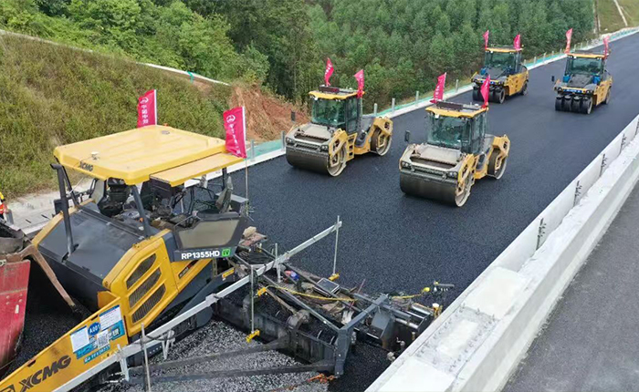 广西首现无人化摊铺！苍容高速智慧施工引关注