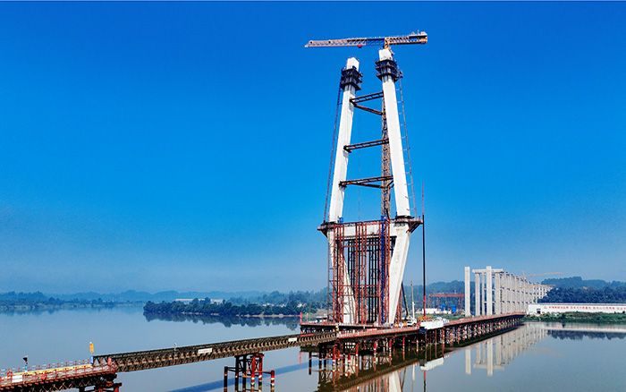 216.6米！总塔机助建汉阳湖岷江特大桥主塔封顶