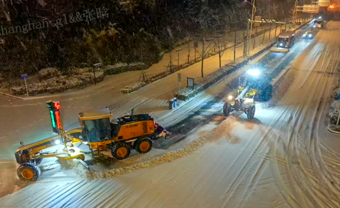 暴雪来袭！数十台平地机集体出动，守护出行安全