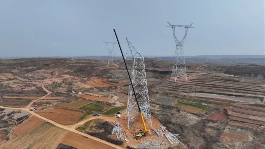 90米高空“搭积木”！总XCT300G8-1如何“稳”赢特高压线塔？