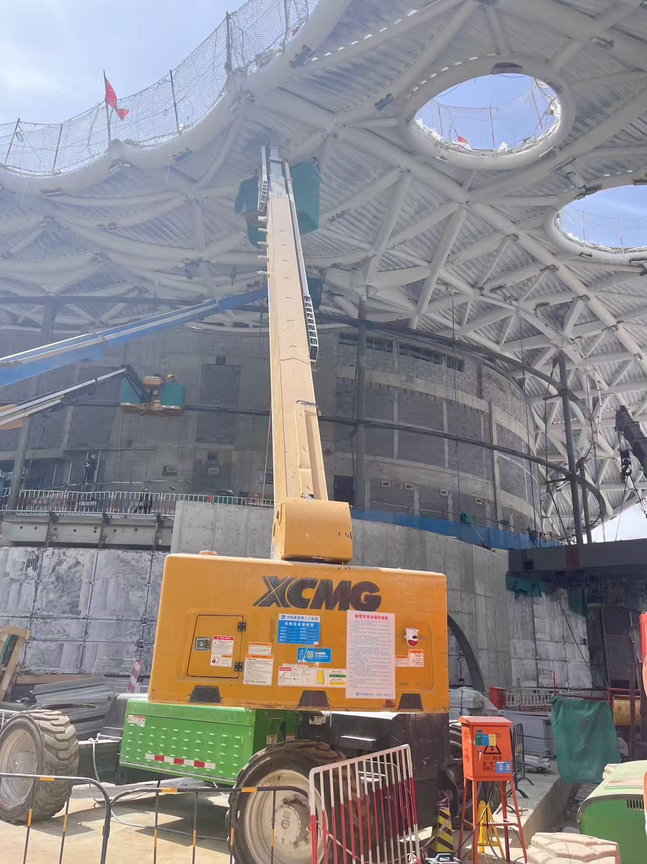 云端起舞！总高空作业平台助力雄安“财富之门”幕墙精准“换装”